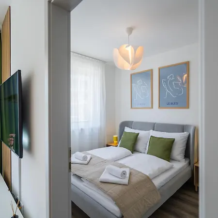 Lakefront - Pool & Panorama * שיופוק