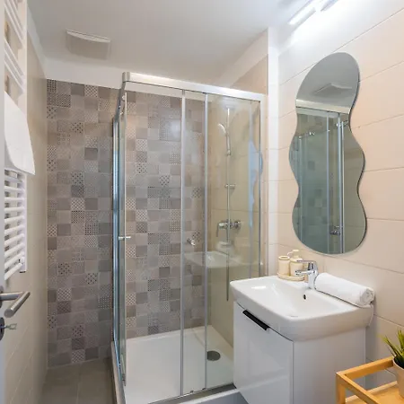 Lakefront - Pool & Panorama شقة