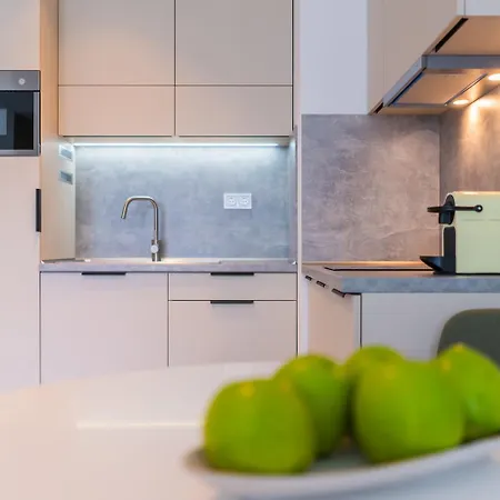 Lakefront - Pool & Panorama דירה