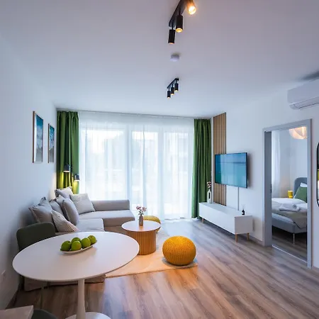 Lakefront - Pool & Panorama דירה